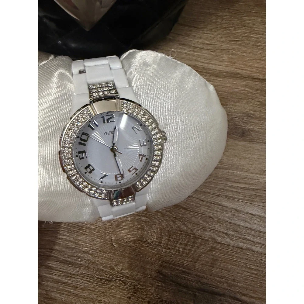 GUESS Womens White Crystal Bezel Polycarbonate Link Bracelet Watch with Pouch